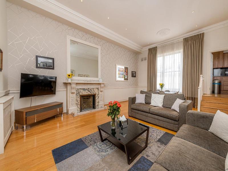 Queensgate Court Apartments image