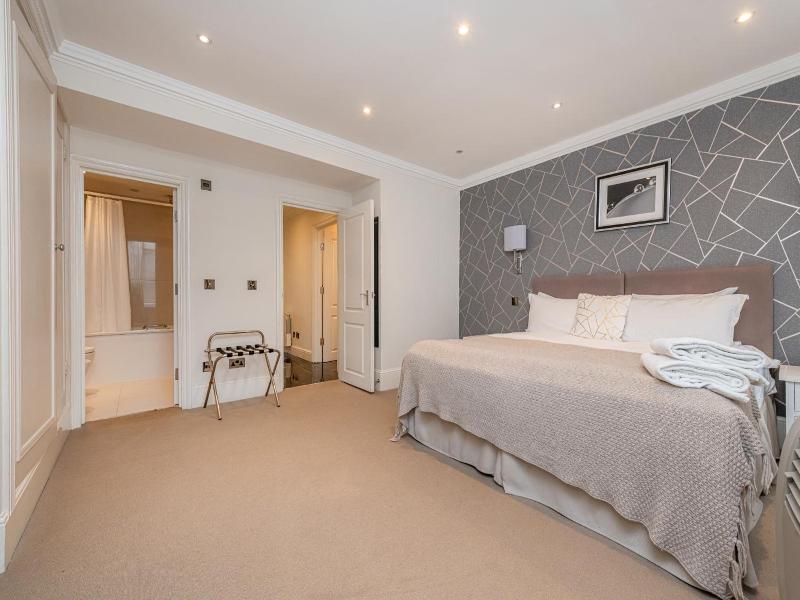 Queensgate Court Apartments image