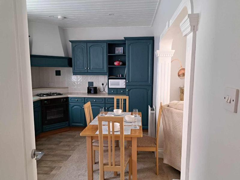 Cosy 2-bed Cottage - Free Wifi image