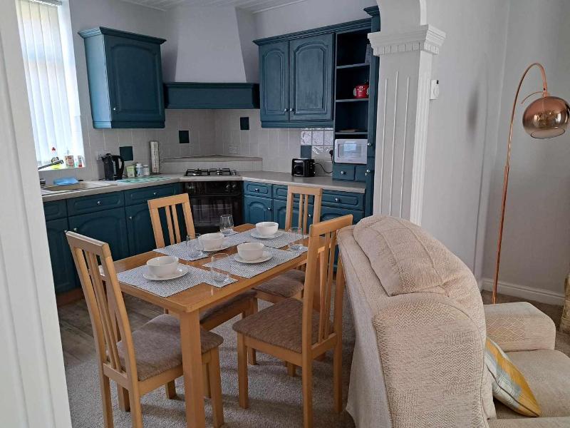 Cosy 2-bed Cottage - Free Wifi image