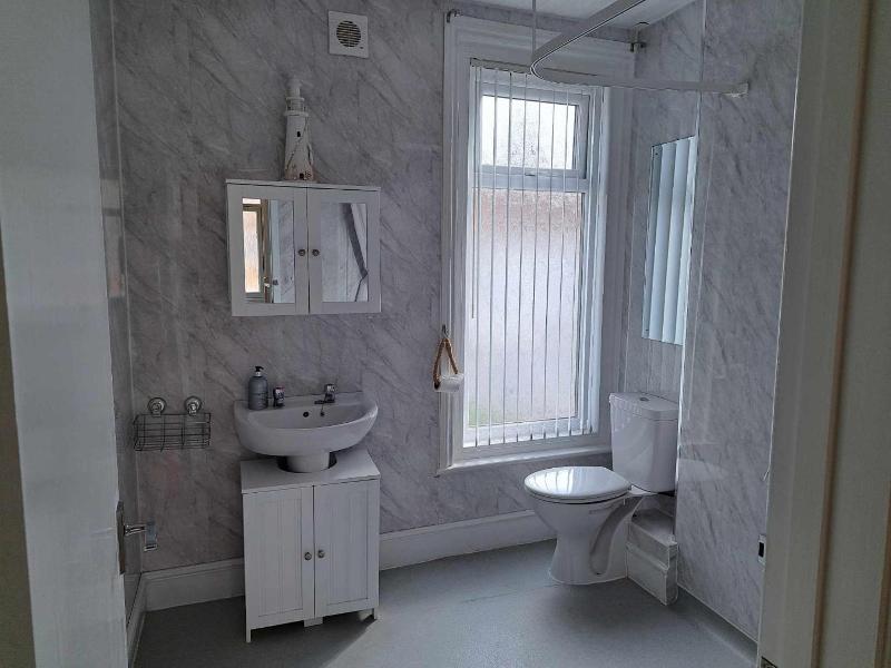 Cosy 2-bed Cottage - Free Wifi image