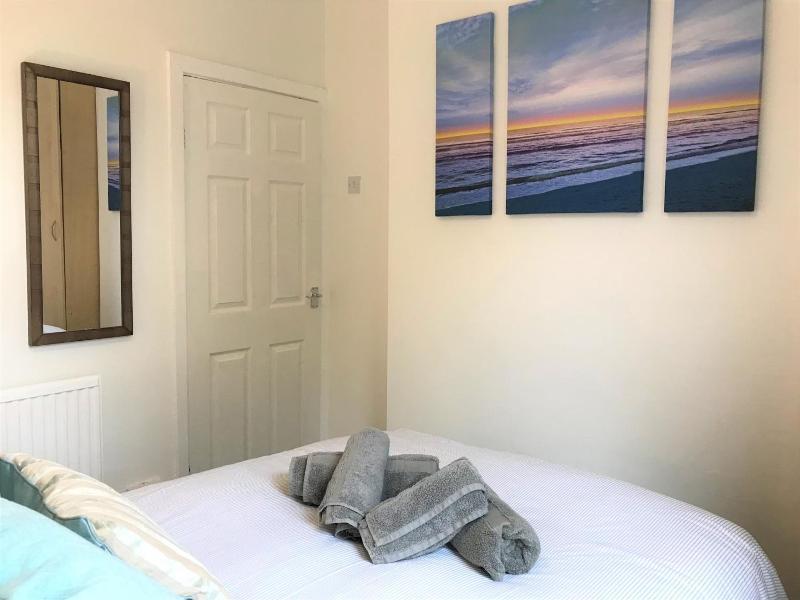 Central Wigan Welcoming Townhouse Sleeps Up To 6 image