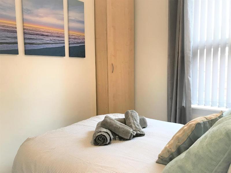 Central Wigan Welcoming Townhouse Sleeps Up To 6 image