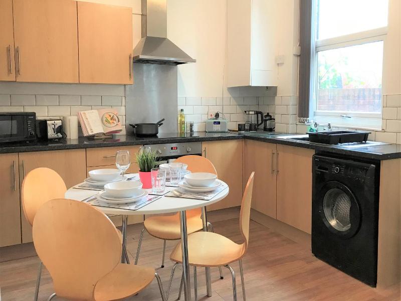 Central Wigan Welcoming Townhouse Sleeps Up To 6 image