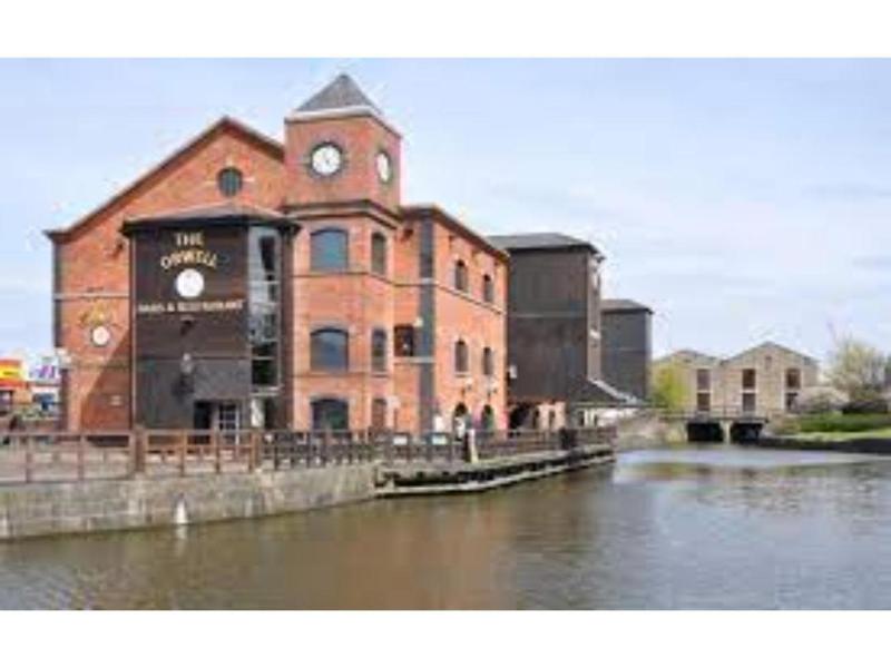 Central Wigan Welcoming Townhouse Sleeps Up To 6 image
