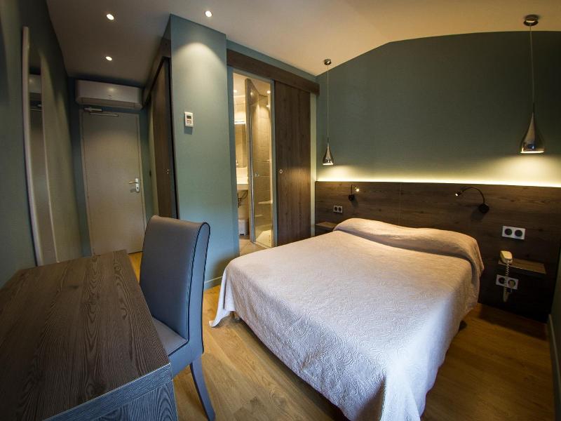 Hotel Le Pont Neuf image