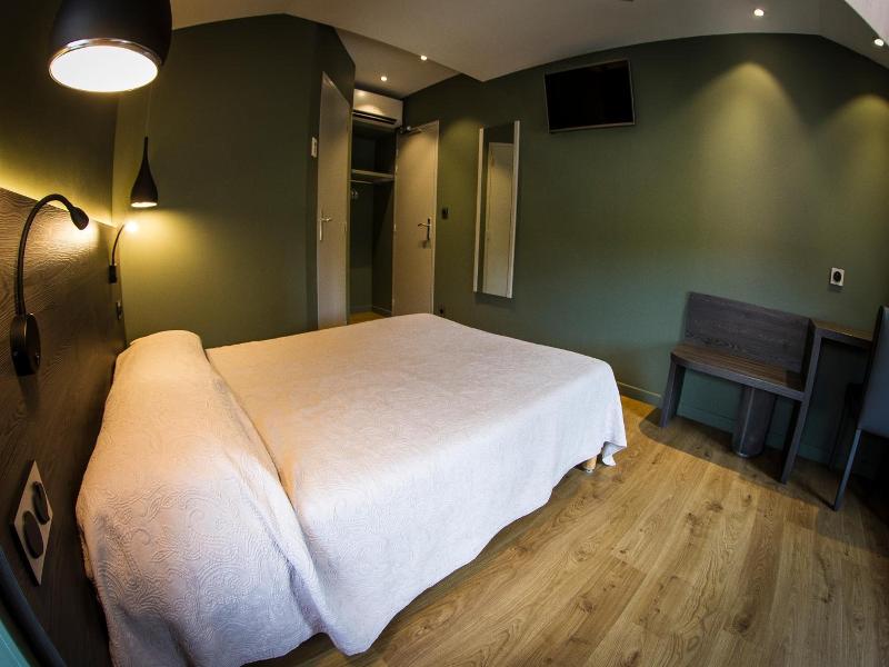 Hotel Le Pont Neuf image