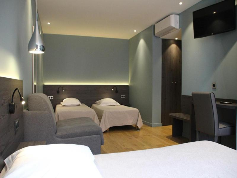 Hotel Le Pont Neuf image