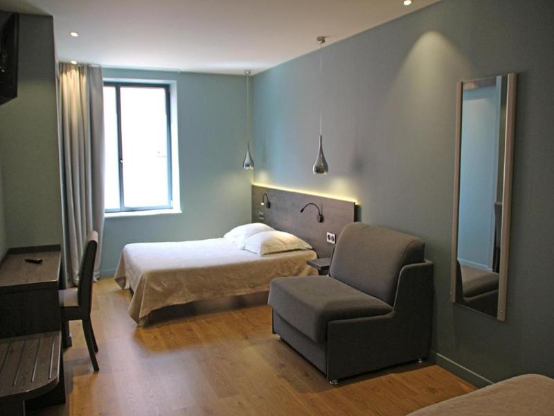 Hotel Le Pont Neuf image