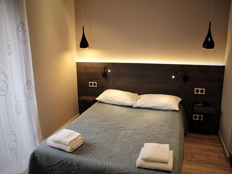 Hotel Le Pont Neuf image