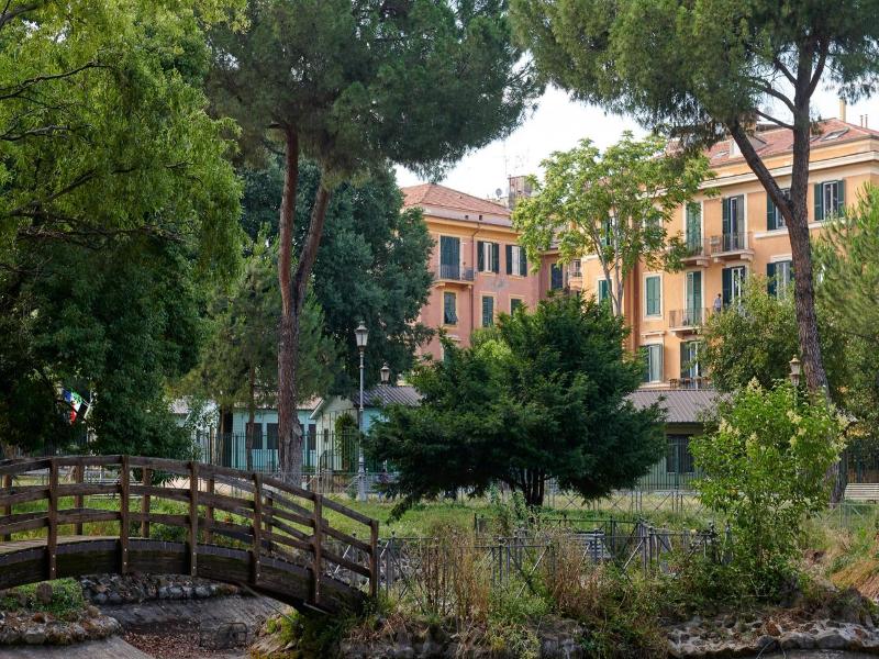 Palm Gallery Hotel image