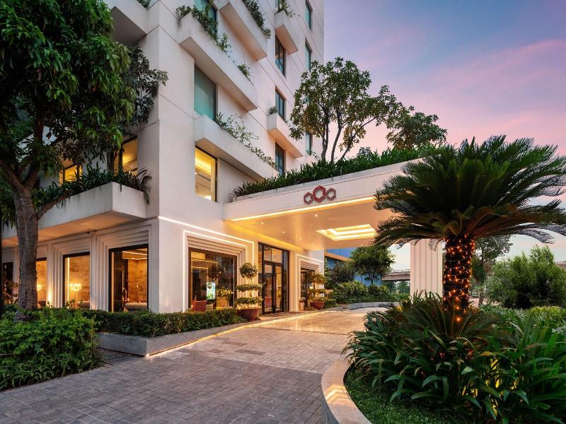 Ravatel Luxury Hotel Bac Giang — exterior view