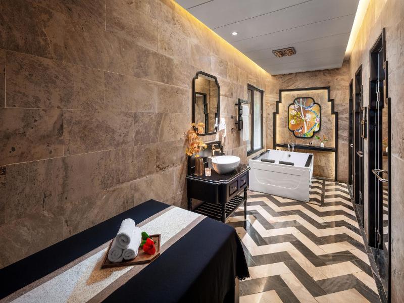 Ravatel Luxury Hotel Bac Giang image
