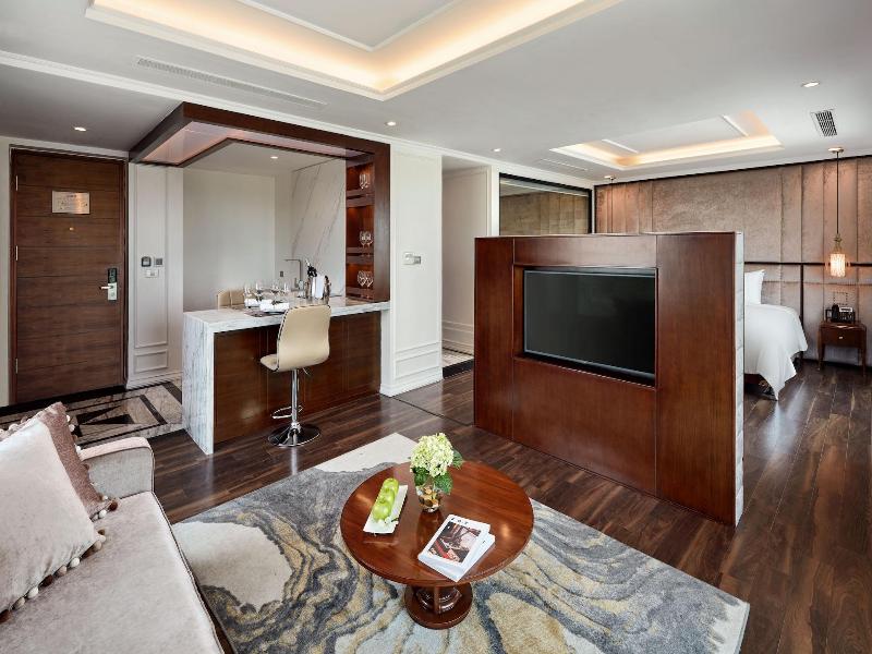 Ravatel Luxury Hotel Bac Giang image