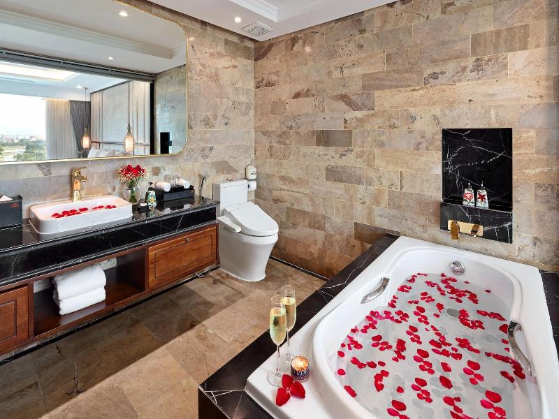 Ravatel Luxury Hotel Bac Giang image