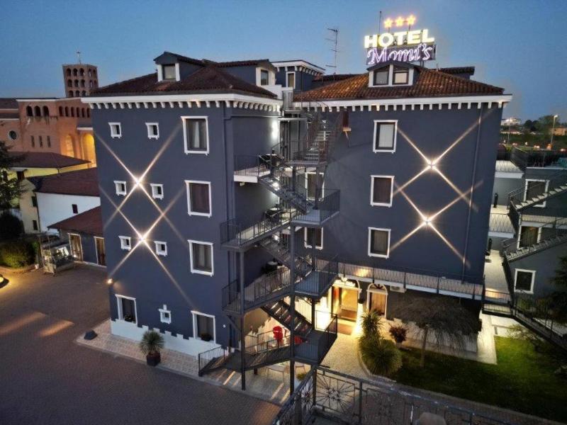 Momi's Hotel image
