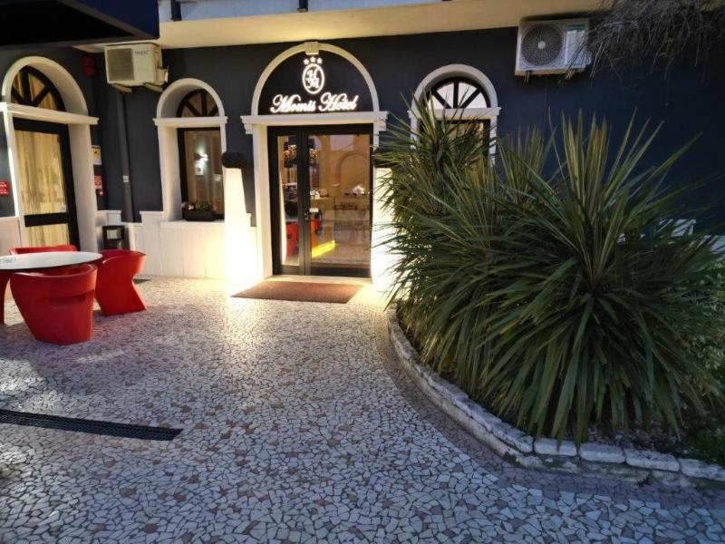 Momi's Hotel image