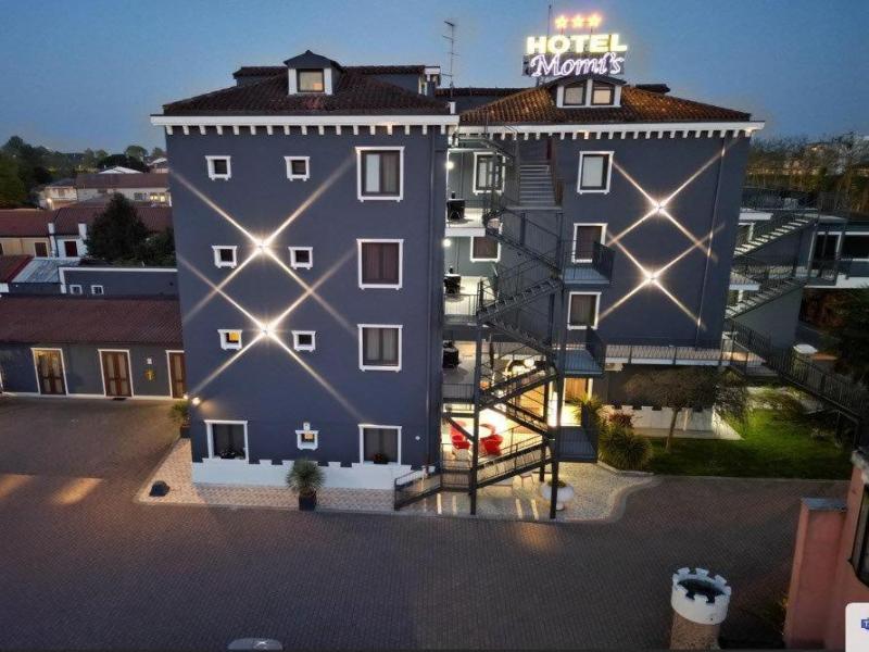 Momi's Hotel image