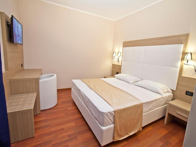 Momi's Hotel image