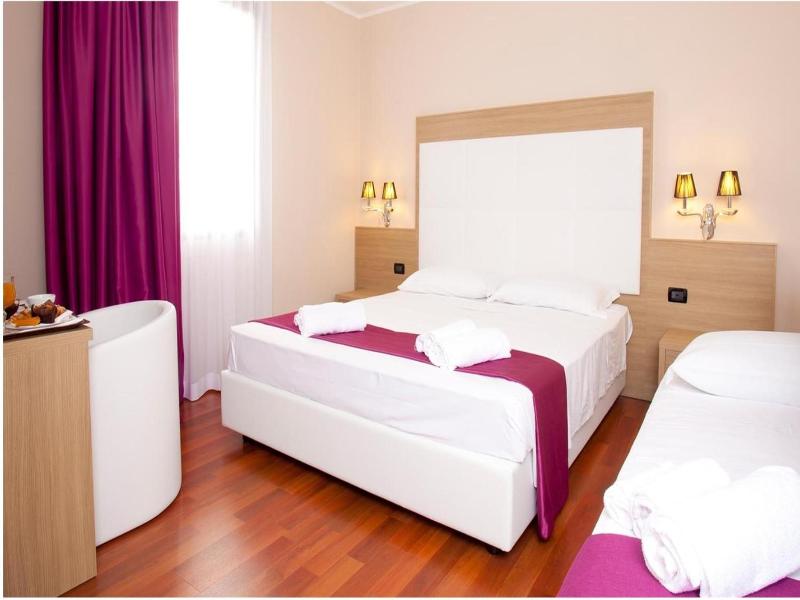Momi's Hotel image