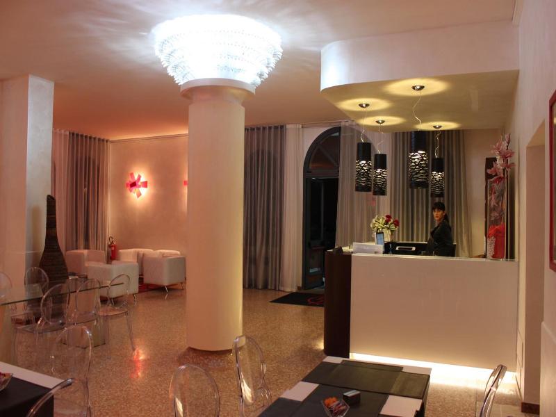 Momi's Hotel image