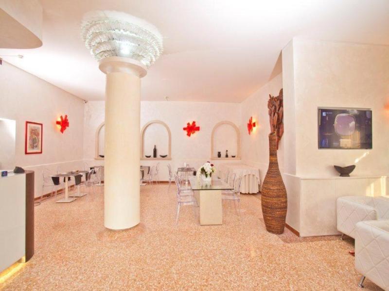 Momi's Hotel image