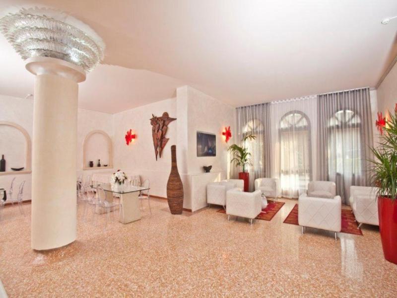 Momi's Hotel image