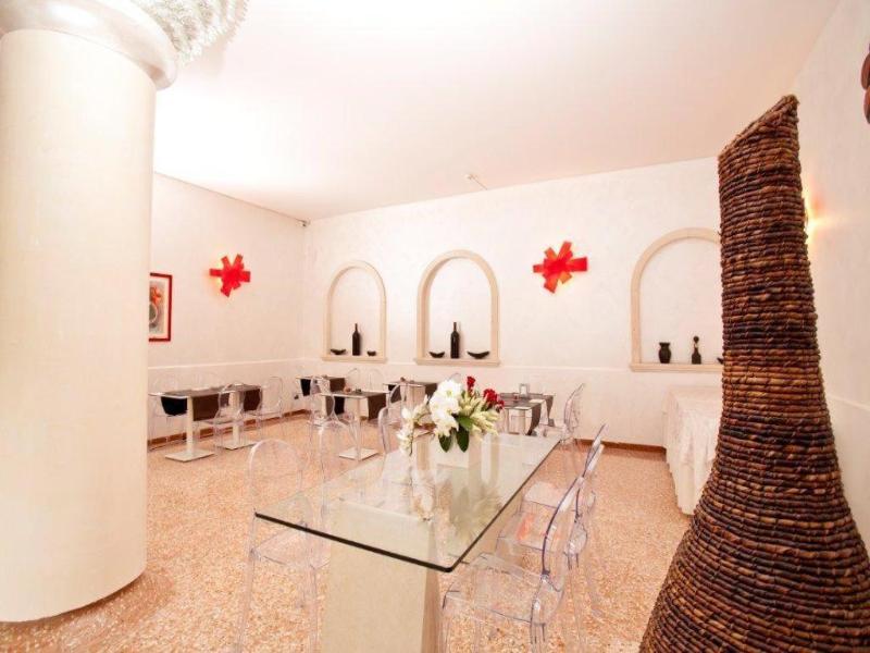 Momi's Hotel image