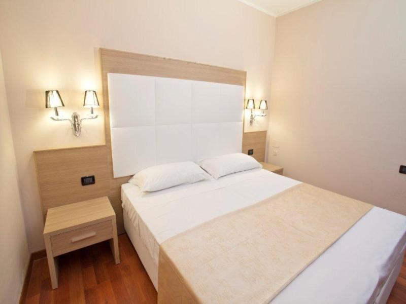 Momi's Hotel image