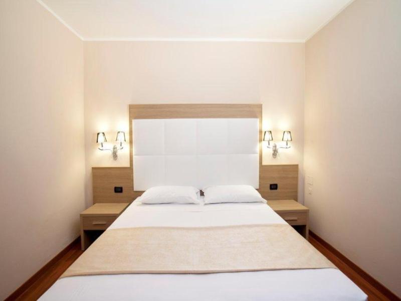 Momi's Hotel image