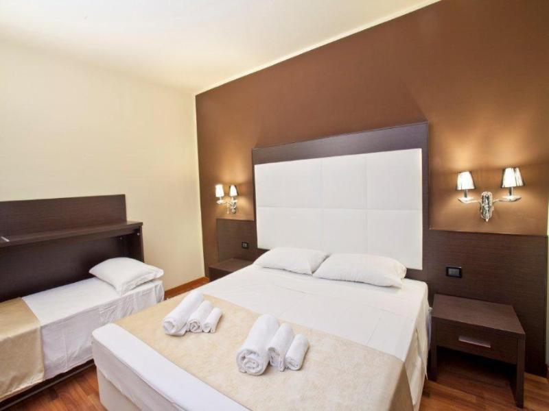 Momi's Hotel image