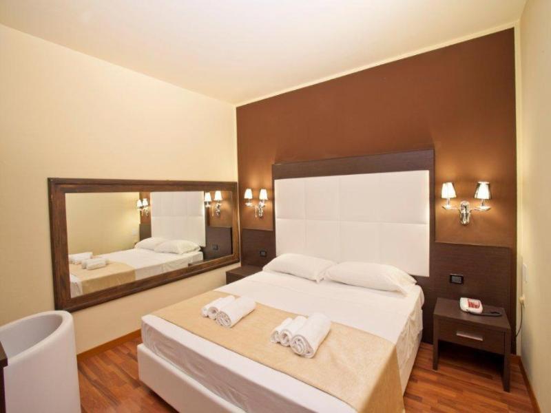 Momi's Hotel image