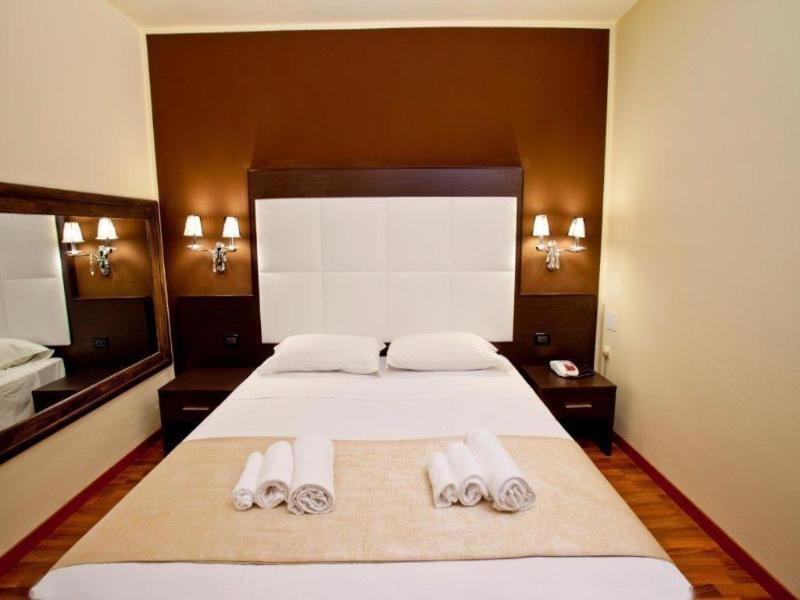 Momi's Hotel image