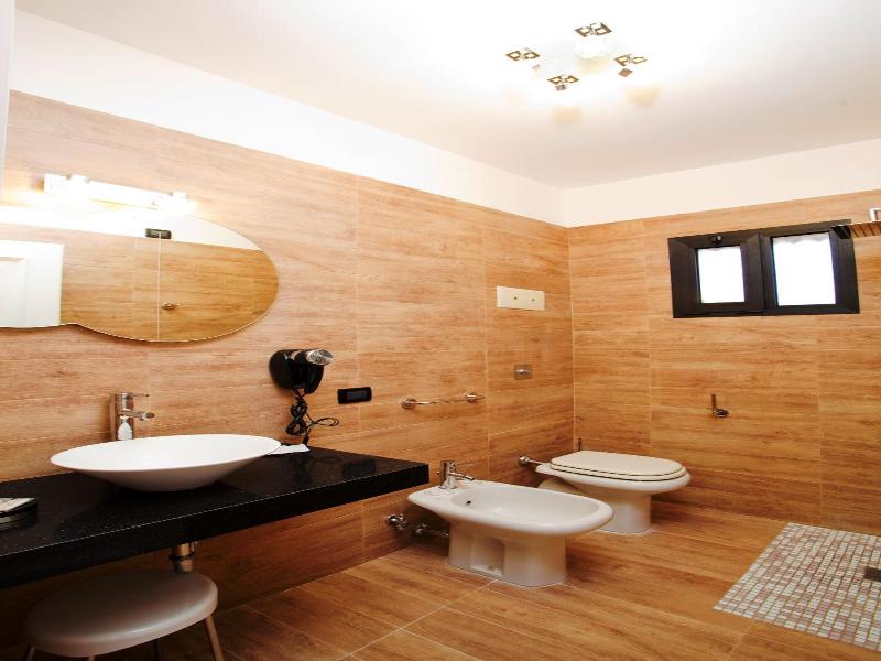Momi's Hotel image