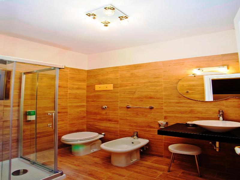 Momi's Hotel image