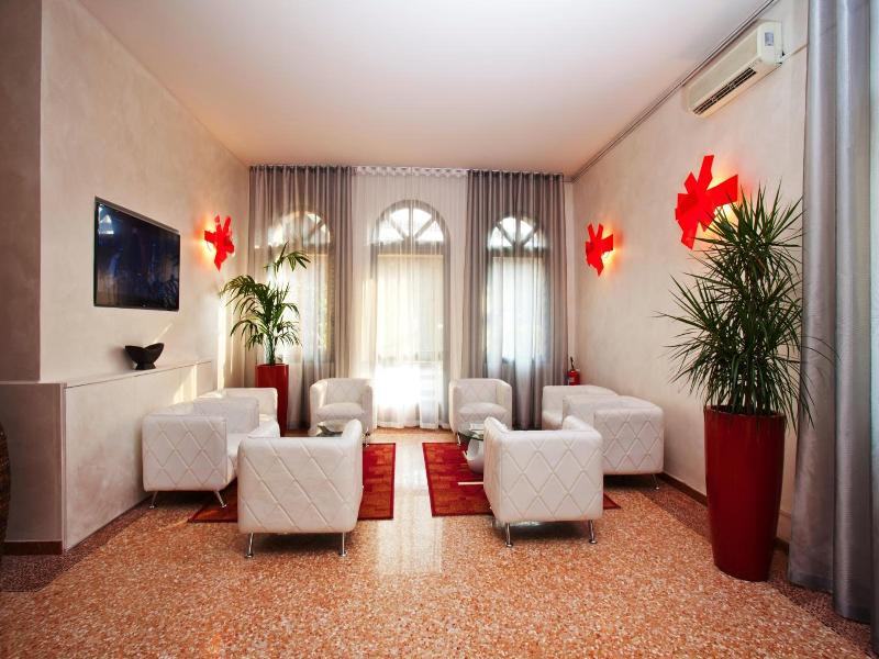 Momi's Hotel image