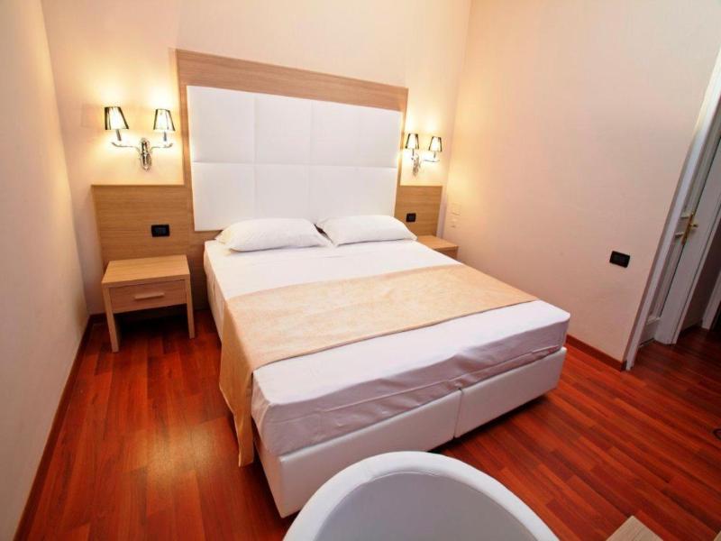 Momi's Hotel image