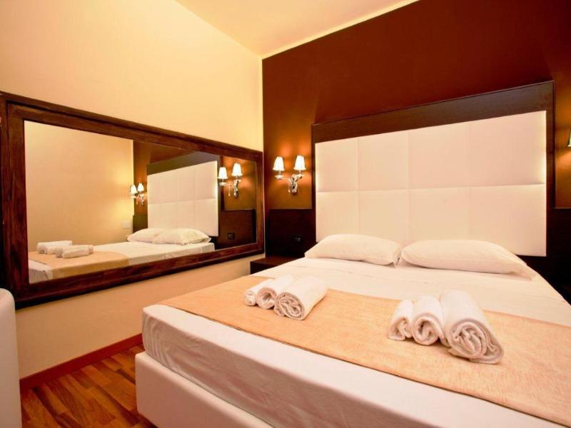 Momi's Hotel image