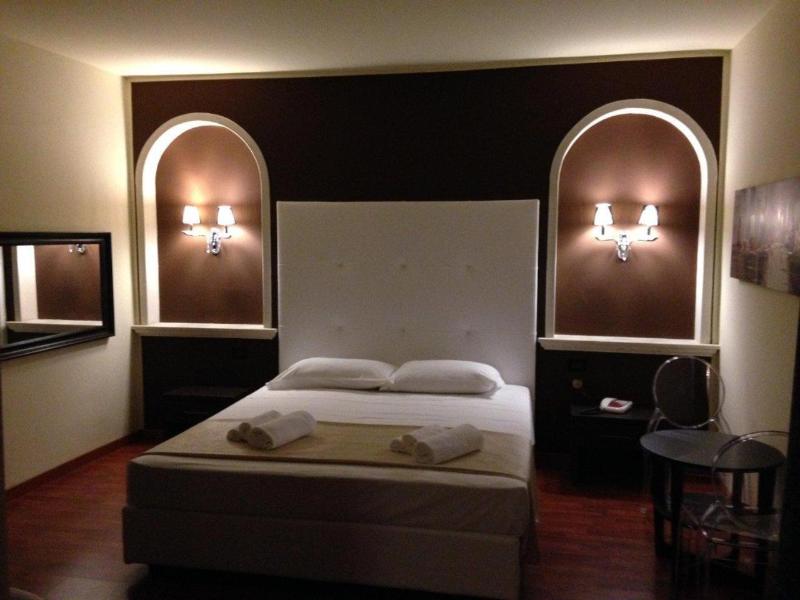 Momi's Hotel image