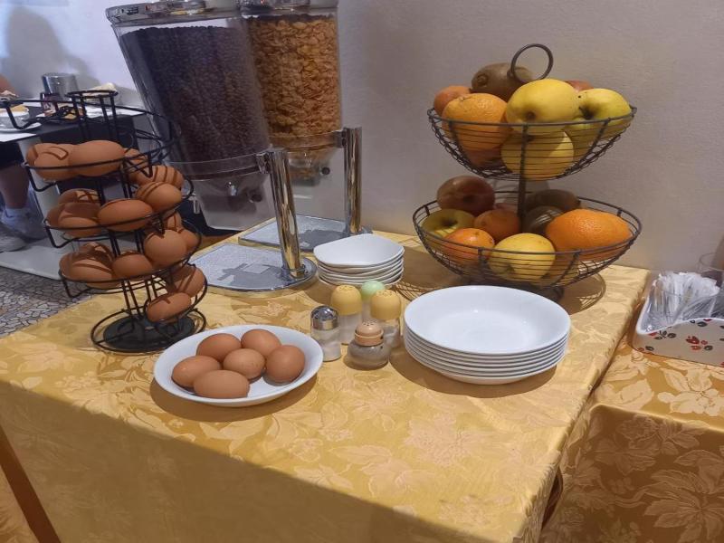 Momi's Hotel image
