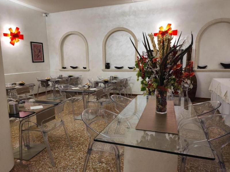 Momi's Hotel image