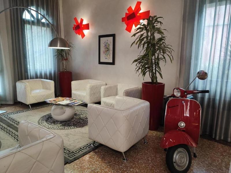 Momi's Hotel image