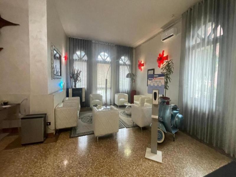 Momi's Hotel image
