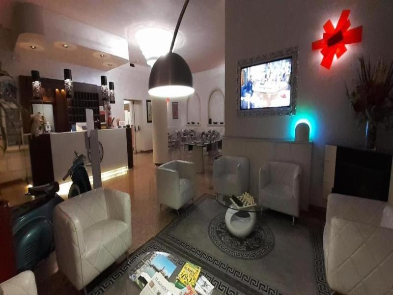 Momi's Hotel image