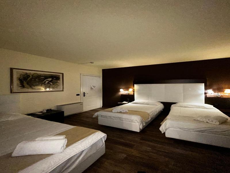 Momi's Hotel image