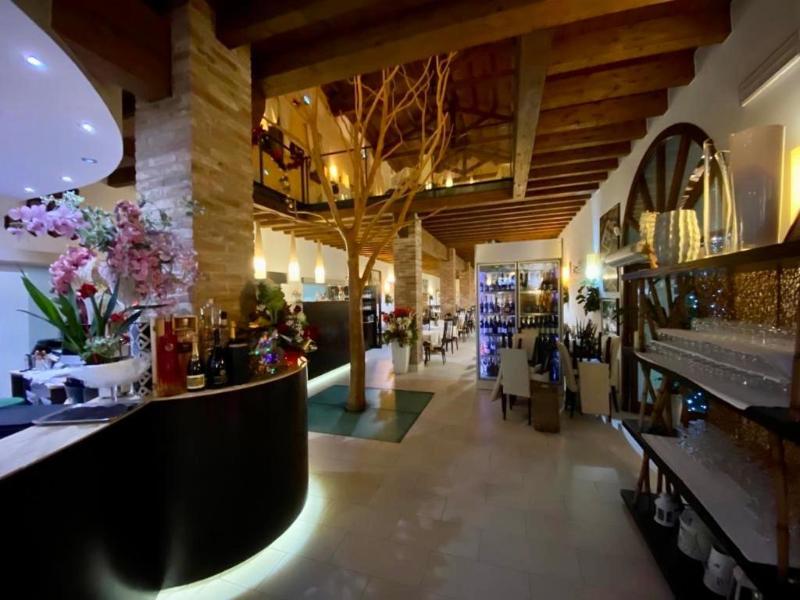 Momi's Hotel image