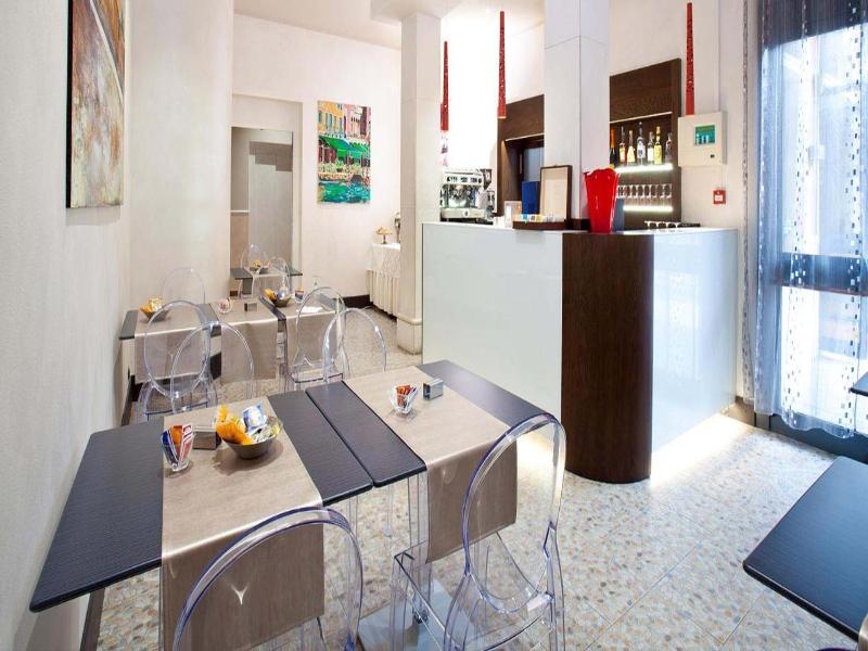 Momi's Hotel image