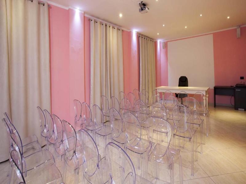 Momi's Hotel image