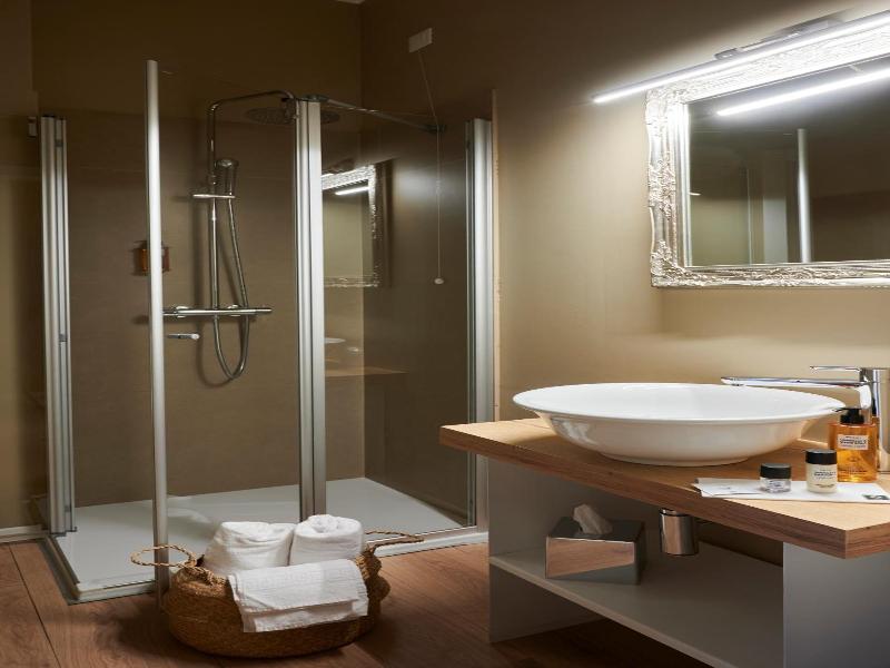Lainez Rooms & Suites image