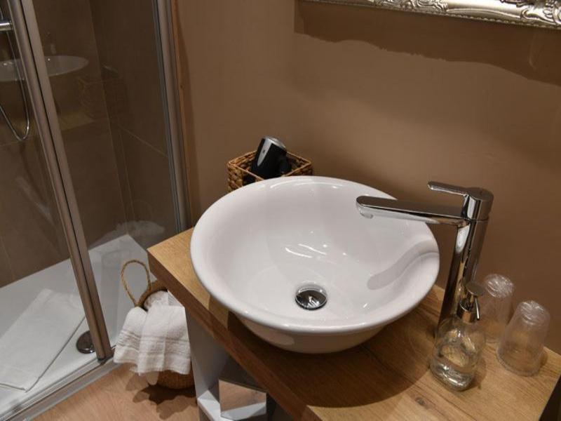 Lainez Rooms & Suites image